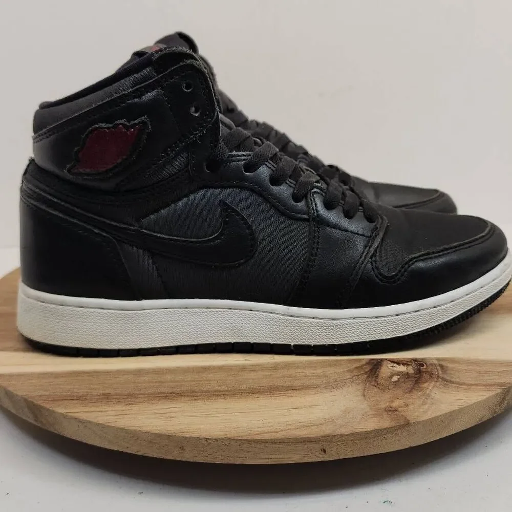 Nike Air Jordan 1 Retro High OG  Size 7 y Black